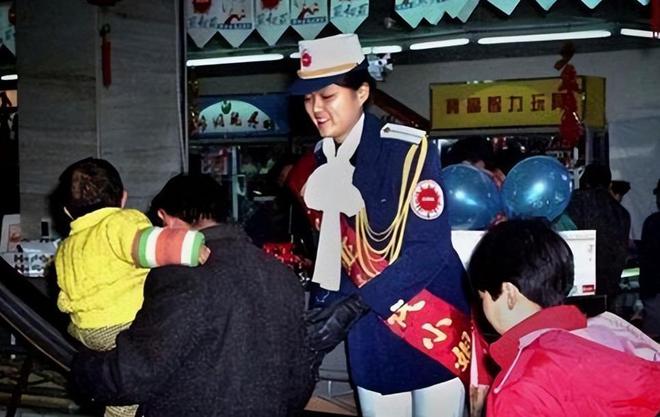 90年代轰动全国的亚细亚商场：营业员堪比空姐最后为何败北？